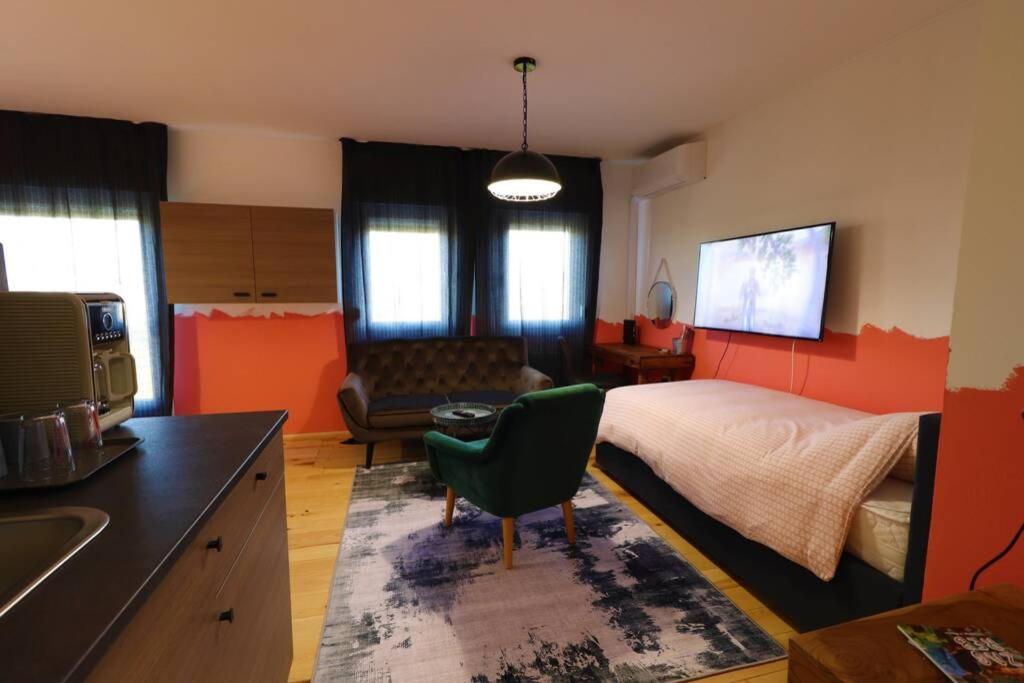 Emma,between Bus And Train Station,netflix,speed Wi-fi Apartment *